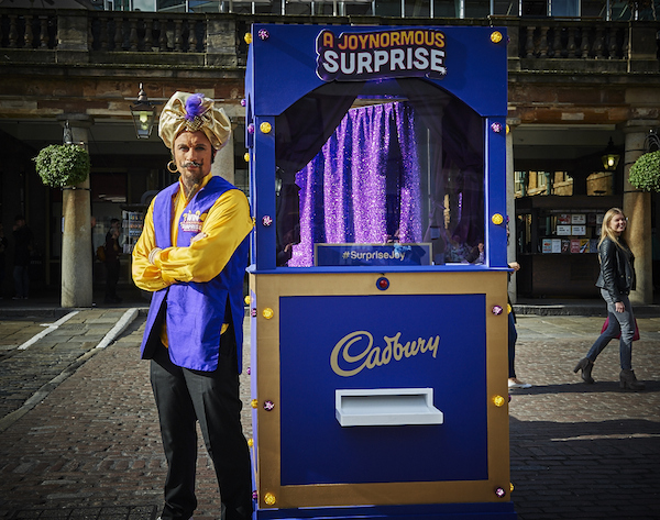 Freddie Flintoff surprised shoppers in Covent Garden as he hid at the helm of the Cadbury Joynormous Machine. Channelling the ultimate genie, Freddie delivered personalised prizes worth up to £10,000 to lucky passers-by, helping to celebrate the launch of Cadbury’s new ‘Joynormous’ promotion. Visit www.cadbury.co.uk for more information. #surprisejoy