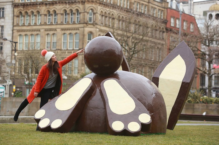 In anticipation of Easter, Dr. Oetker’s giant chocolate Bunny Bum installation brought a smile to Mancunian chocoholics’ faces in Piccadilly Gardens today. Passers-by were astounded as they saw a giant Bunny’s Bum burrowing into the grass, showing its perfectly round tail and eight foot ears. Crafted by expert baker Juliet Sear, the entirely edible seven foot tall Bunny Bum took over 110 hours to create using more than 3,000 bars / 450kg of Dr. Oetker Fine Cooks’ Chocolate.