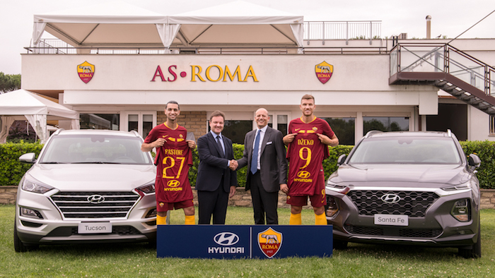 Javier Pastore and Edin Dzeko posing for a picture with Andrea Crespi, Managing Director at Hyundai Motor Company Italy (L) and Mauro Baldissoni, General Manager at AS Roma (R) copy 2