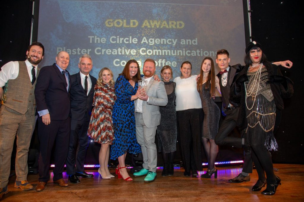 Andrew Bodwick (2nd left) from sponsor SpaceandPeople presents the award