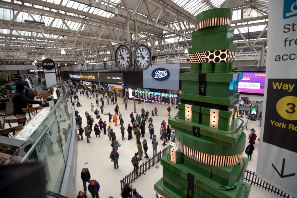 Kate Spade Christmas Tree 2023 at Waterloo Station (2)